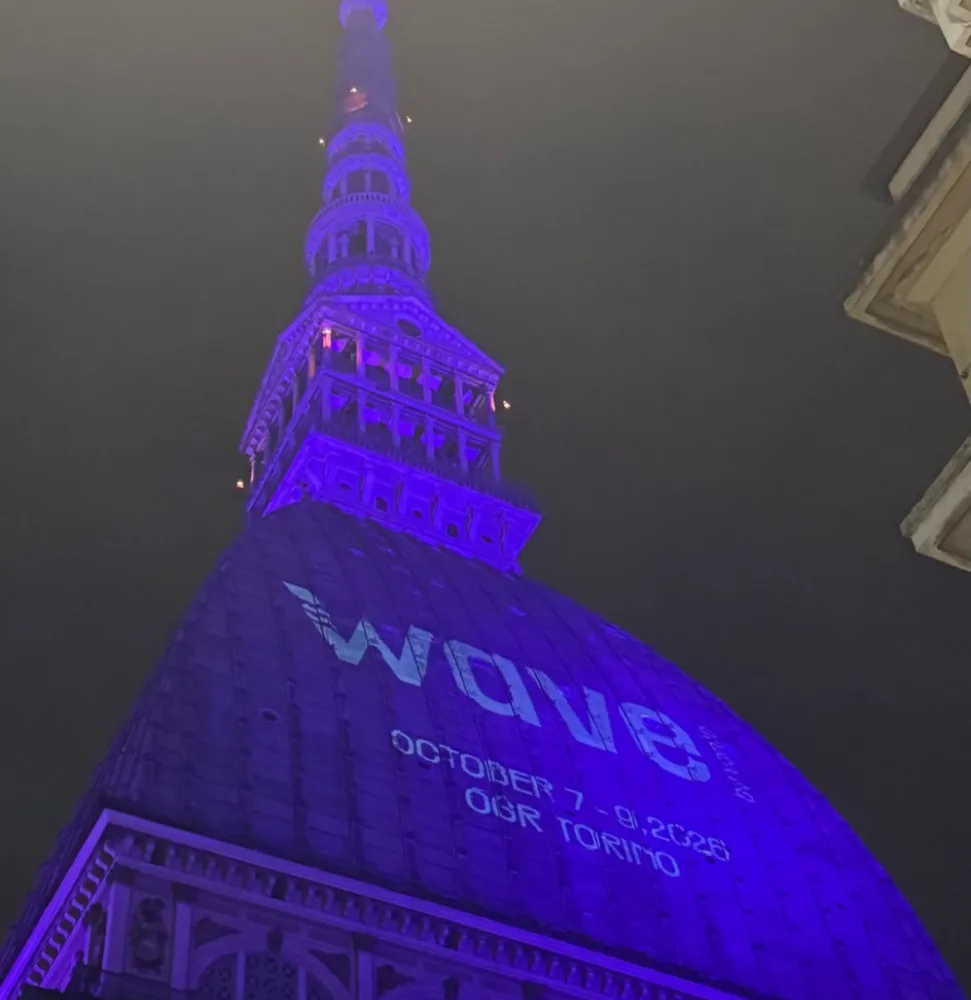 De Mole Antonelliana in Turijn, paars verlicht met een projectie van Wave by Vento, 7 tot 9 oktober 2026 in de OGR.