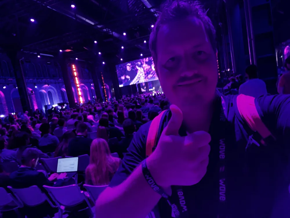 Selfie met duim omhoog in de zaal van Wave by Vento, met VIP-polsbandje en keycord.