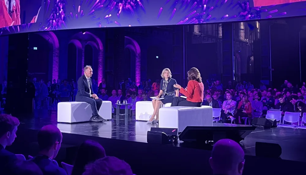 Tim Berners-Lee, de uitvinder van het web, op het hoofdpodium